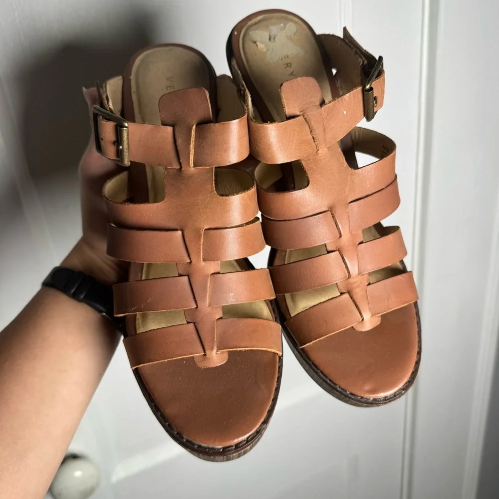 Very Volatile Los Angeles Leather Platform Tan Strappy Heels size 9